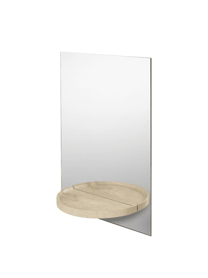Entdecken Sie den eleganten Symmetry Spiegel von Ferm Living – ein stilvolles Design-Highlight mit praktischer Travertin-Ablage für Ihr Zuhause.