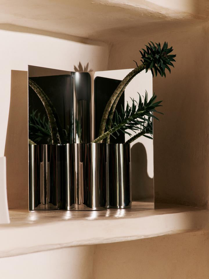Eddy Vase  in Spiegelpoliert präsentiert im Onlineshop von KAQTU Design AG. Vase ist von Ferm Living