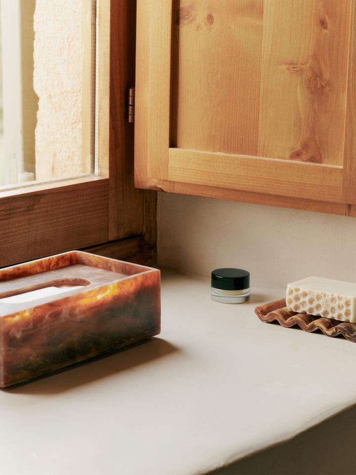 Mist Taschentuchbox in Sugar Kelp präsentiert im Onlineshop von KAQTU Design AG. Badzubehör ist von Ferm Living