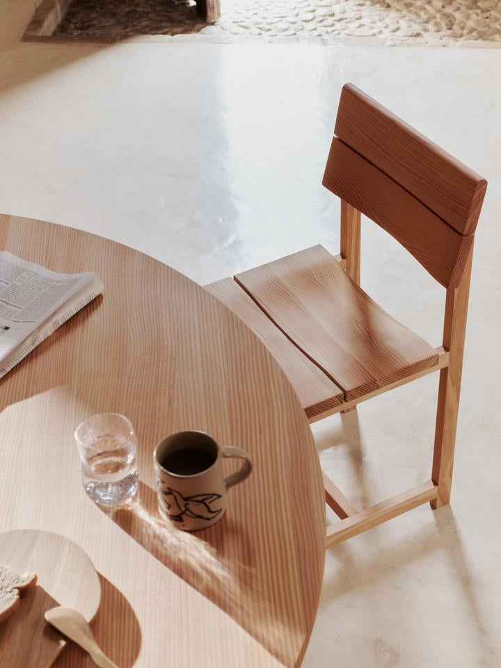 Aukko Esstisch Ø140 in Douglasie präsentiert im Onlineshop von KAQTU Design AG. Esstisch ist von Ferm Living