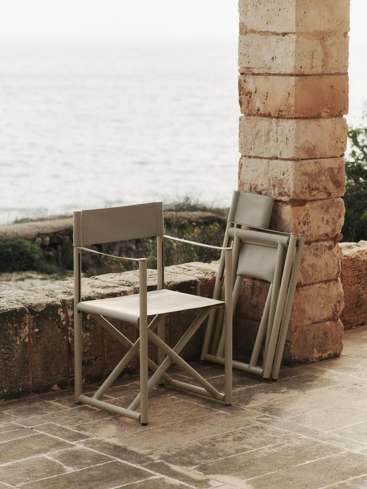 Voya Klappstuhl in Kaschmir präsentiert im Onlineshop von KAQTU Design AG. Gartenstuhl mit Armlehnen ist von Ferm Living