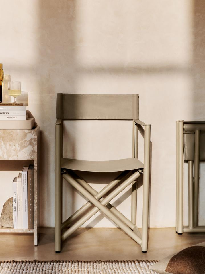 Voya Klappstuhl in Kaschmir präsentiert im Onlineshop von KAQTU Design AG. Gartenstuhl mit Armlehnen ist von Ferm Living