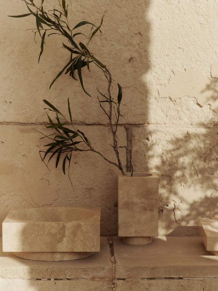 Hew Vase  in Travertin präsentiert im Onlineshop von KAQTU Design AG. Vase ist von Ferm Living