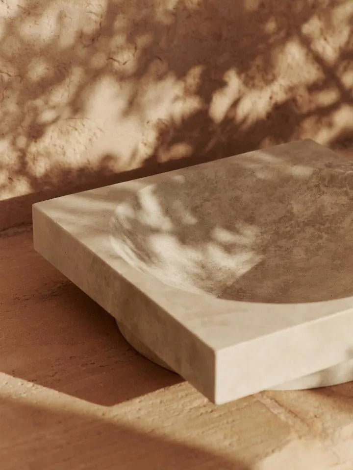 Hew Low Schale in Travertin präsentiert im Onlineshop von KAQTU Design AG. Schale ist von Ferm Living