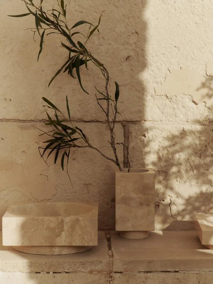 Hew High Schale in Travertin präsentiert im Onlineshop von KAQTU Design AG. Schale ist von Ferm Living