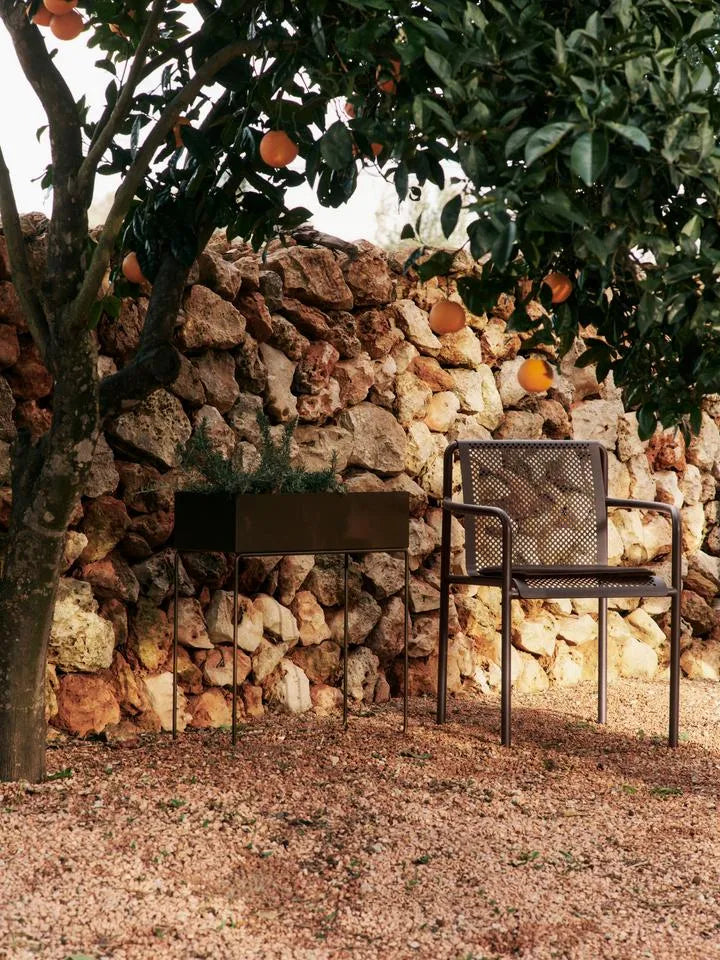 Plant Box in Dunkle Schokolade präsentiert im Onlineshop von KAQTU Design AG. Pflanzentopf Outdoor ist von Ferm Living