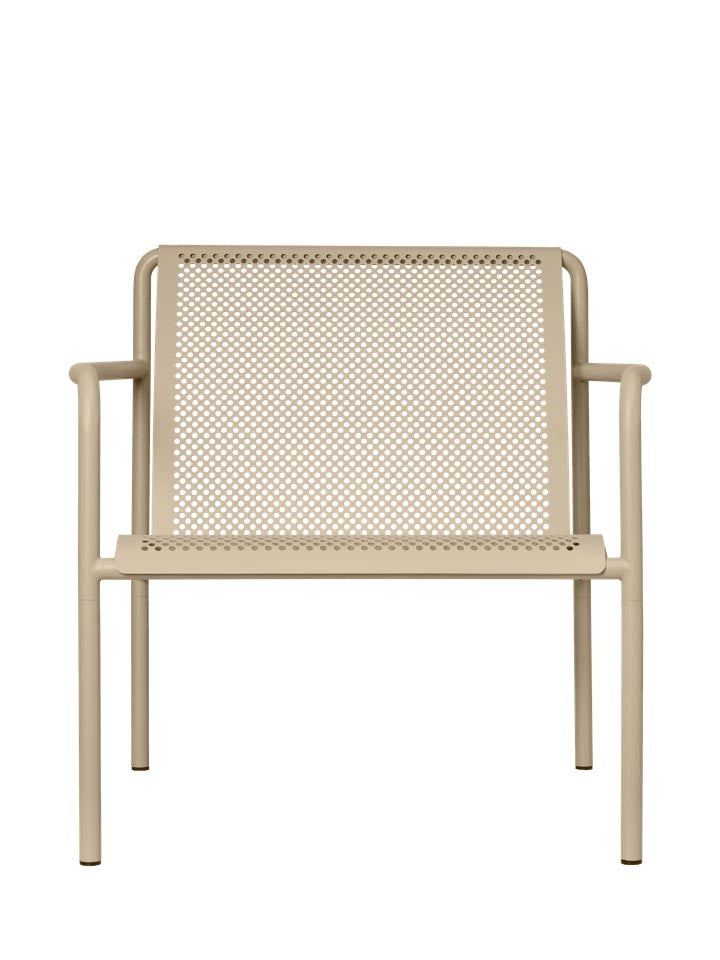 Dapple Lounge Chair mit Armlehnen in Kaschmir präsentiert im Onlineshop von KAQTU Design AG. Outdoor-Sessel ist von Ferm Living
