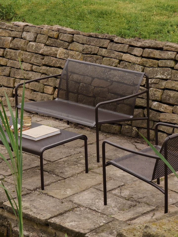Dapple Lounge Chair mit Armlehnen in Dunkle Schokolade präsentiert im Onlineshop von KAQTU Design AG. Outdoor-Sessel ist von Ferm Living
