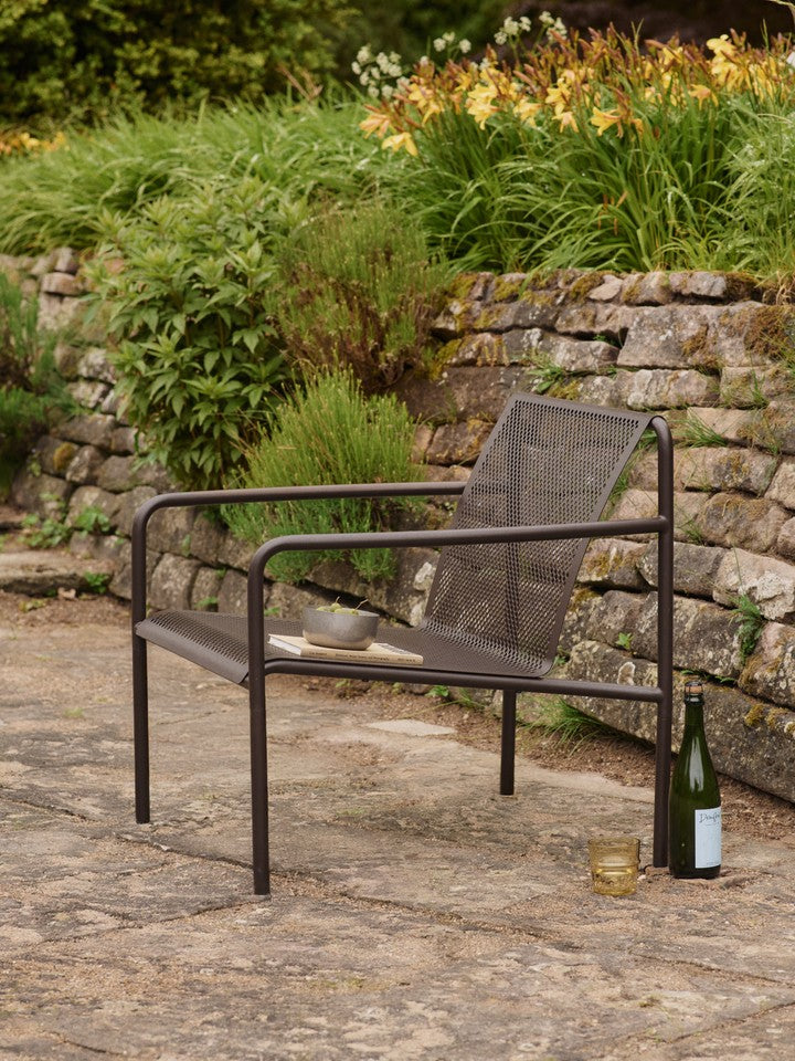Dapple Lounge Chair mit Armlehnen in Dunkle Schokolade präsentiert im Onlineshop von KAQTU Design AG. Outdoor-Sessel ist von Ferm Living