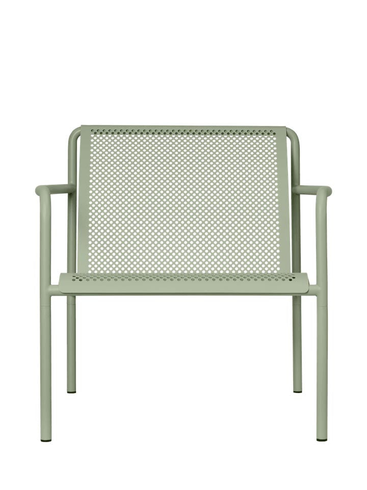 Dapple Lounge Chair mit Armlehnen in Teegrün präsentiert im Onlineshop von KAQTU Design AG. Outdoor-Sessel ist von Ferm Living