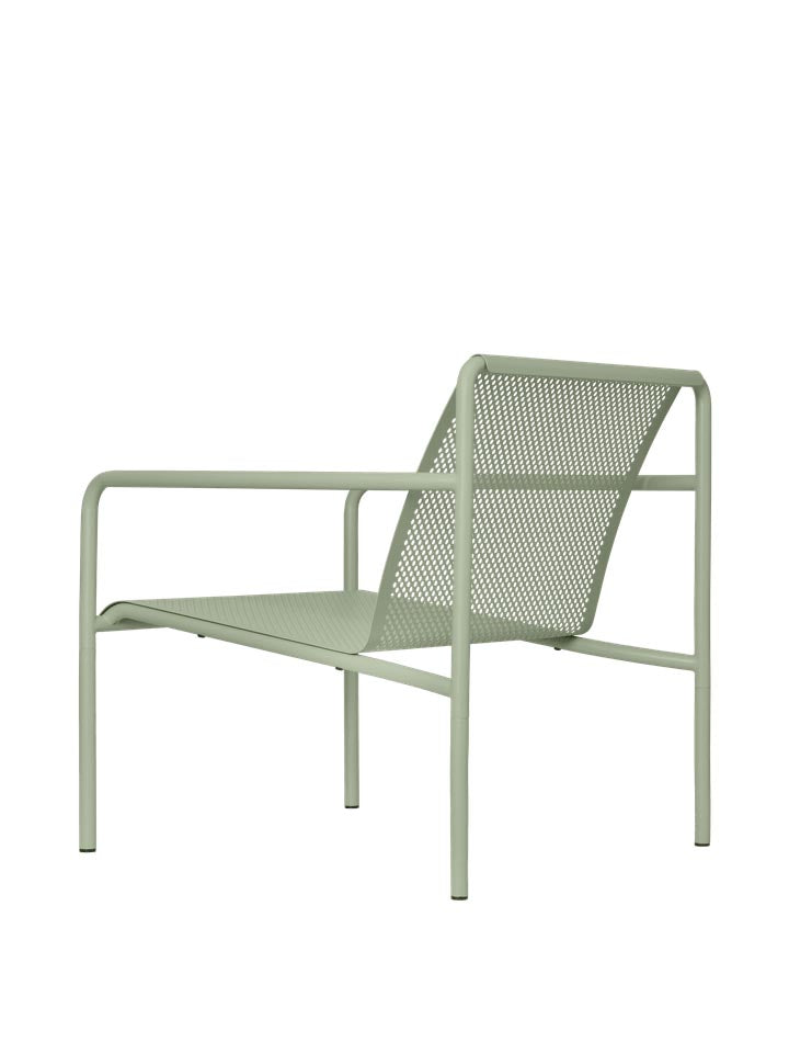 Dapple Lounge Chair mit Armlehnen in Teegrün präsentiert im Onlineshop von KAQTU Design AG. Outdoor-Sessel ist von Ferm Living