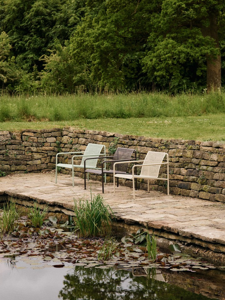 Dapple Lounge Chair mit Armlehnen in Teegrün präsentiert im Onlineshop von KAQTU Design AG. Outdoor-Sessel ist von Ferm Living