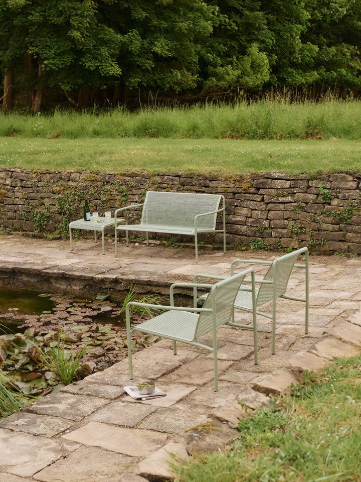 Dapple Lounge Chair mit Armlehnen in Teegrün präsentiert im Onlineshop von KAQTU Design AG. Outdoor-Sessel ist von Ferm Living