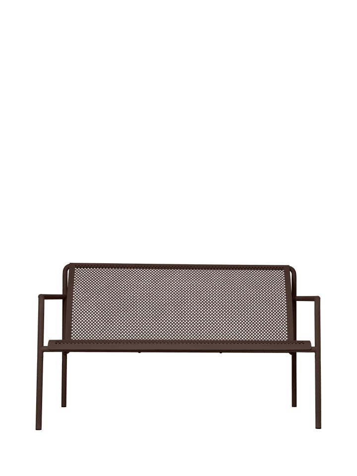 Erleben Sie den Dapple Lounge 2-Sitzer von Ferm Living – eine harmonische Verbindung aus modernem Design, Langlebigkeit und bequemem Sitzkomfort für Ihre Terrasse.