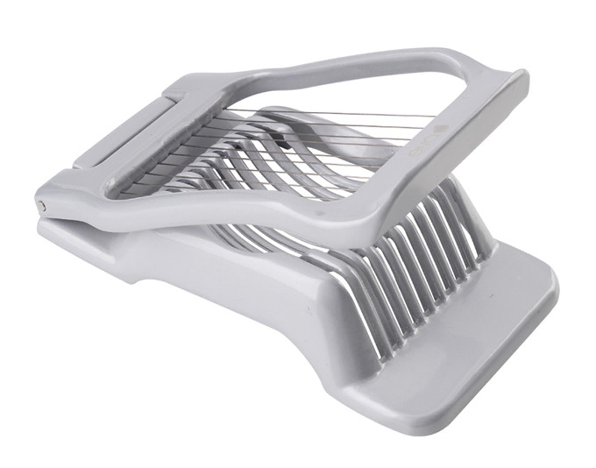 Eierteiler Alu von EVA COLLECTION: Kompakt (13.3x8.3 cm), langlebig, schneidet Eier perfekt. Ideal für Salate & Sandwiches. Leicht zu reinigen.