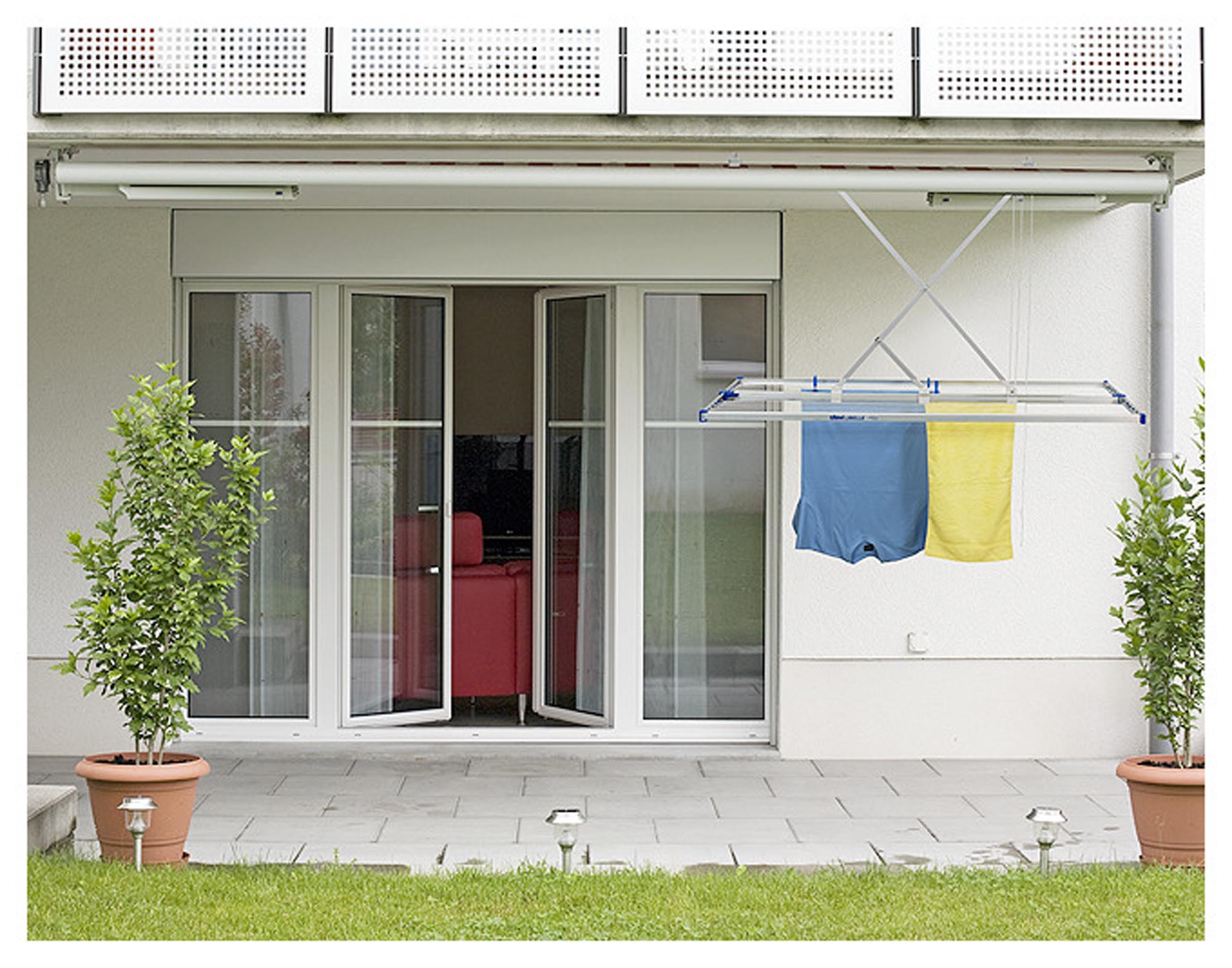 Platzsparender Deckentrockner Libelle XL von STEWI: robust, vielseitig, 20m Trockenfläche, einfache Montage, ideal für Innen & Außen.