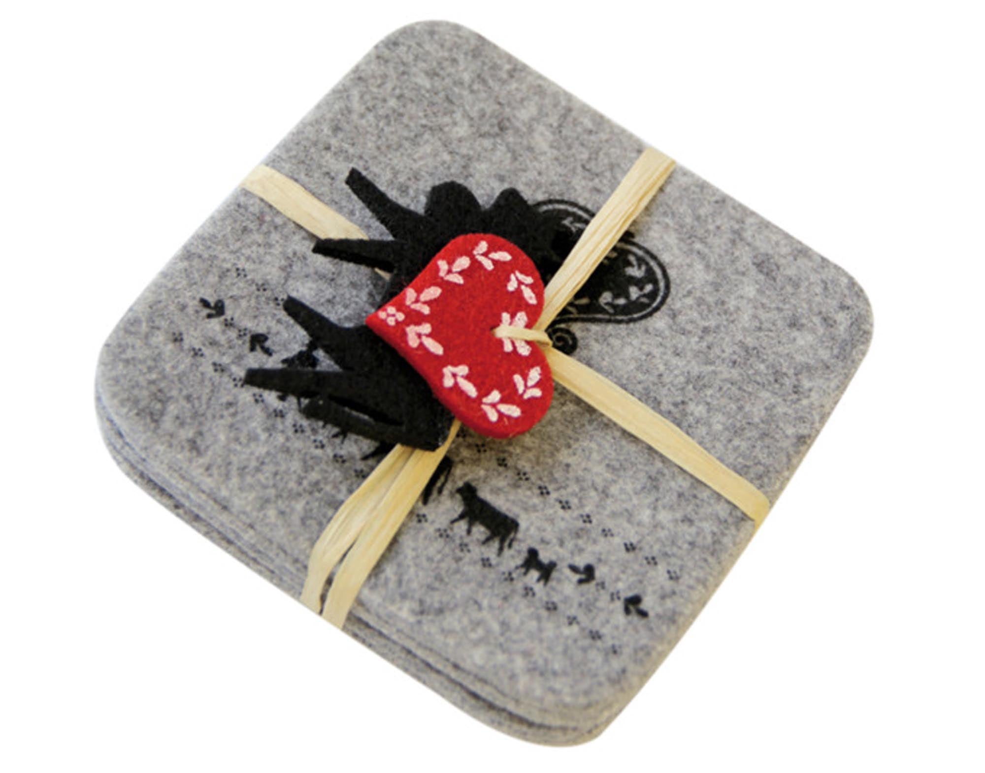 STEINLIN Untersetzer Alpaufzug Filz 4 Stück 10x10 cm in  präsentiert im Onlineshop von KAQTU Design AG. Küchenhelfer ist von STEINLIN