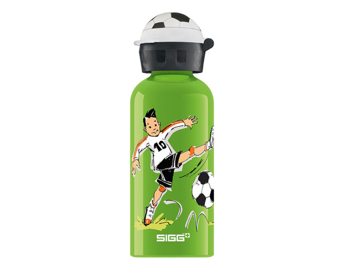 Trinkflasche Kids Bottle Footballcamp 0.4 l in  präsentiert im Onlineshop von KAQTU Design AG. Flasche ist von SIGG