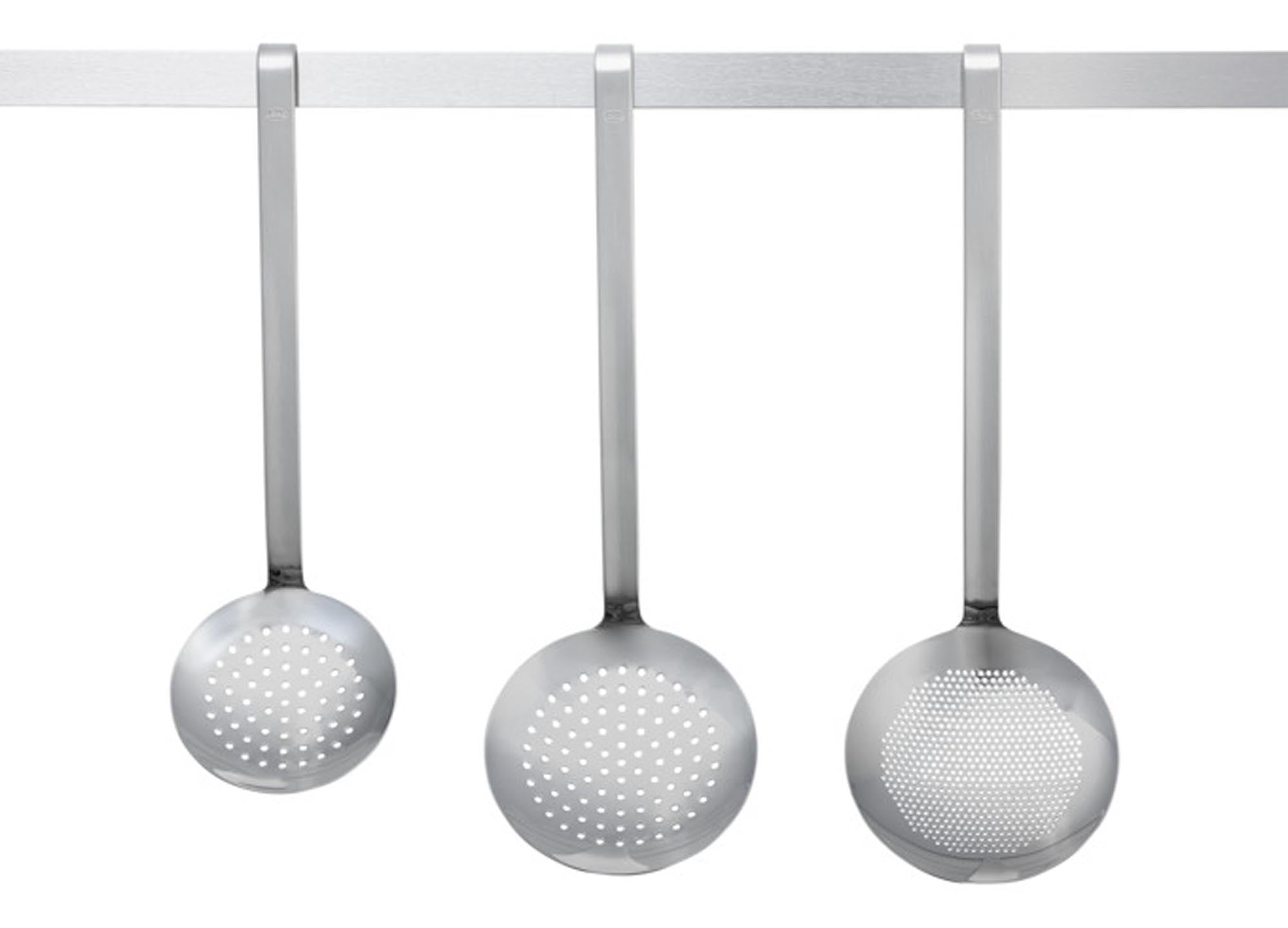 RÖSLE Schaumlöffel ø 12 cm: Edelstahl, grob gelocht, ideal für Suppen & Frittieren. Ergonomisch, hitzebeständig, spülmaschinenfest.