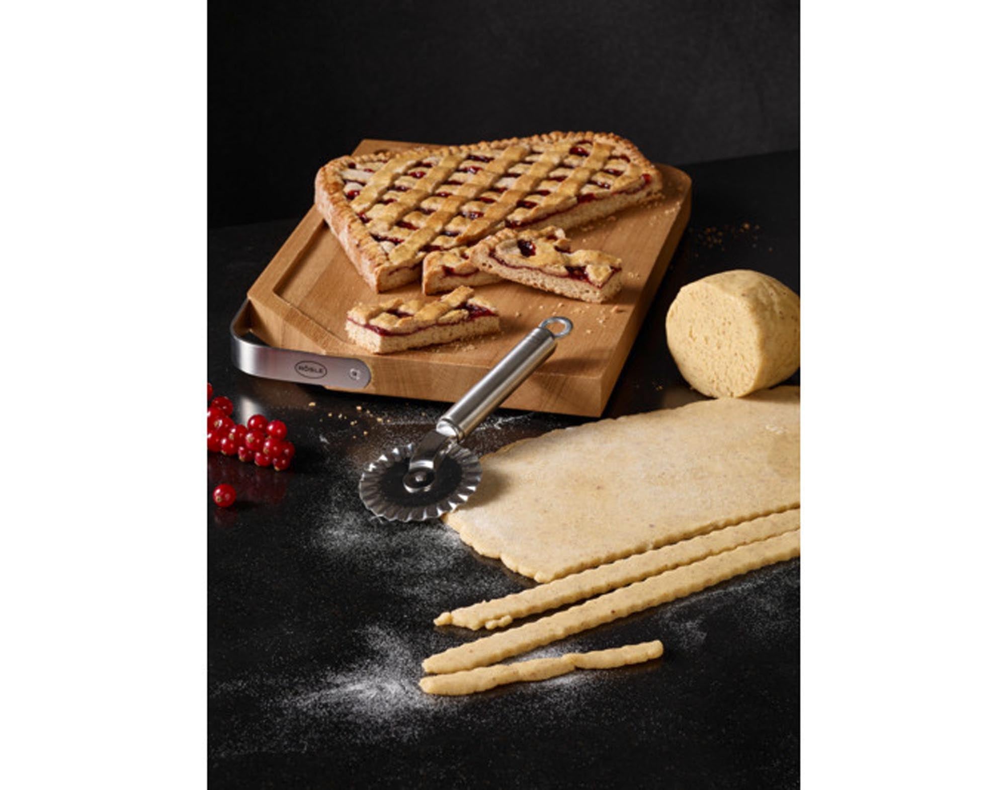 RÖSLE Teigrädchen: 7 cm Ø, 19,5 cm lang. Edelstahl, ergonomisch, ideal für präzise Teigschnitte. Perfekt für Pasta & Torten.