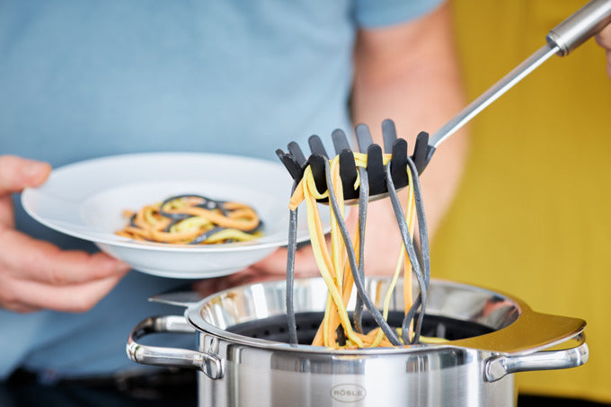 Spaghettilöffel Inox Silikon mit Rundgriff in  präsentiert im Onlineshop von KAQTU Design AG. Kochbesteck ist von RÖSLE