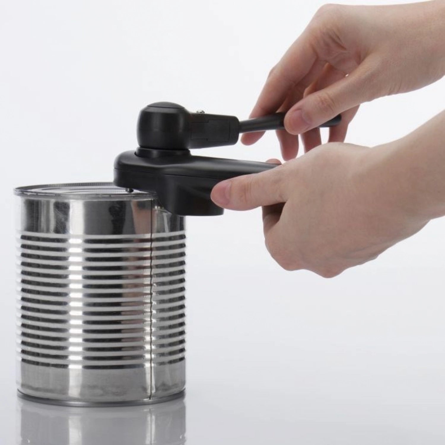 Sicherheitsdosenöffner Klu von Westmark, kompakt und ergonomisch, ideal für sicheres Öffnen von Dosen, Maße: 17.5x5.5x6cm.