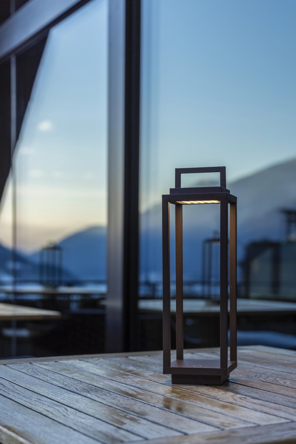 Abert Resort Maxi Lampe wiederaufladbar in Silber präsentiert im Onlineshop von KAQTU Design AG. Tischleuchte ist von Abert