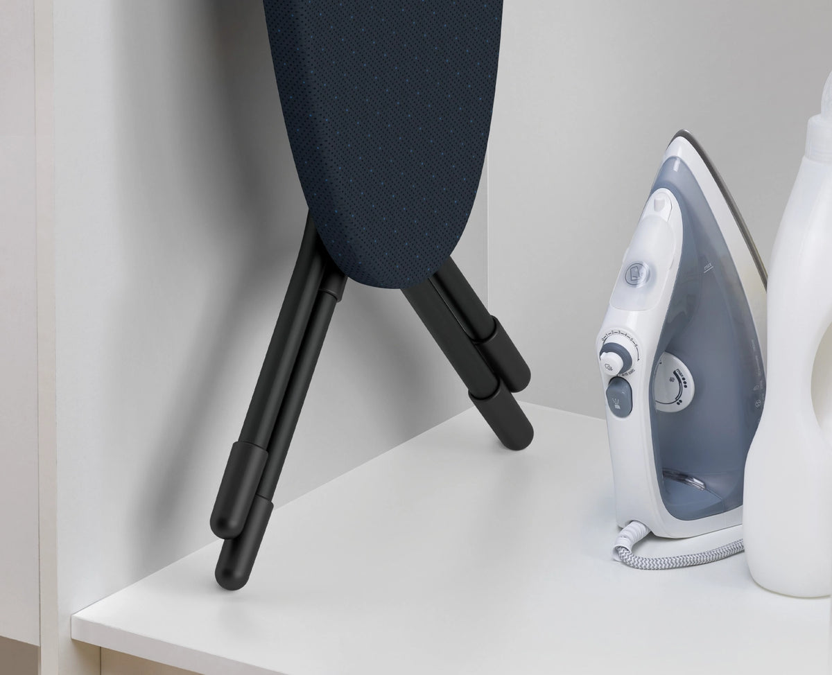 Glide Compact Plus Bügelbrett Schwarz/Blau in Blau präsentiert im Onlineshop von KAQTU Design AG. Haushaltshilfen ist von Joseph Joseph