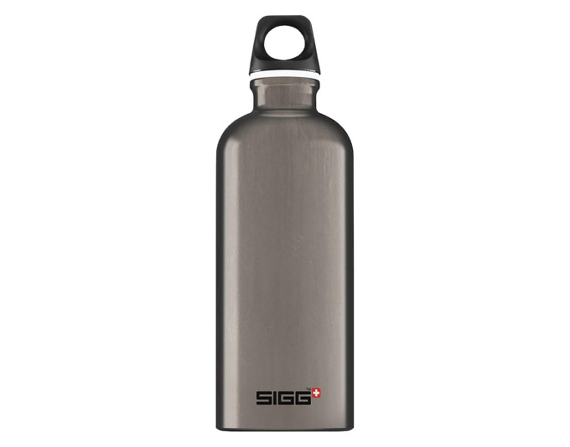 SIGG Trinkflasche Traveller Bottle smoked pearl 0.6 l in  präsentiert im Onlineshop von KAQTU Design AG. Flasche ist von SIGG