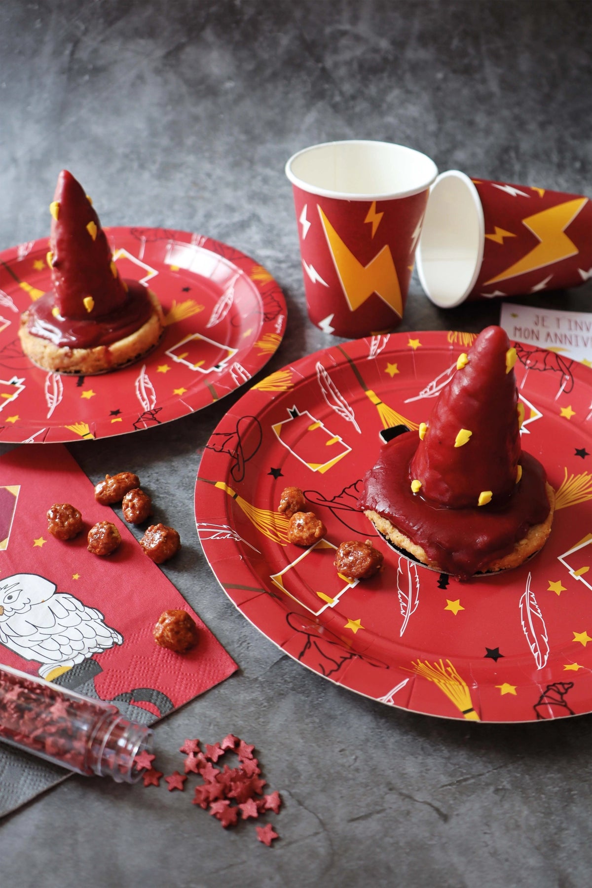 8er Set Pappteller Zauberei D23cm in Rot präsentiert im Onlineshop von KAQTU Design AG. Geschirr ist von Scrap Cooking