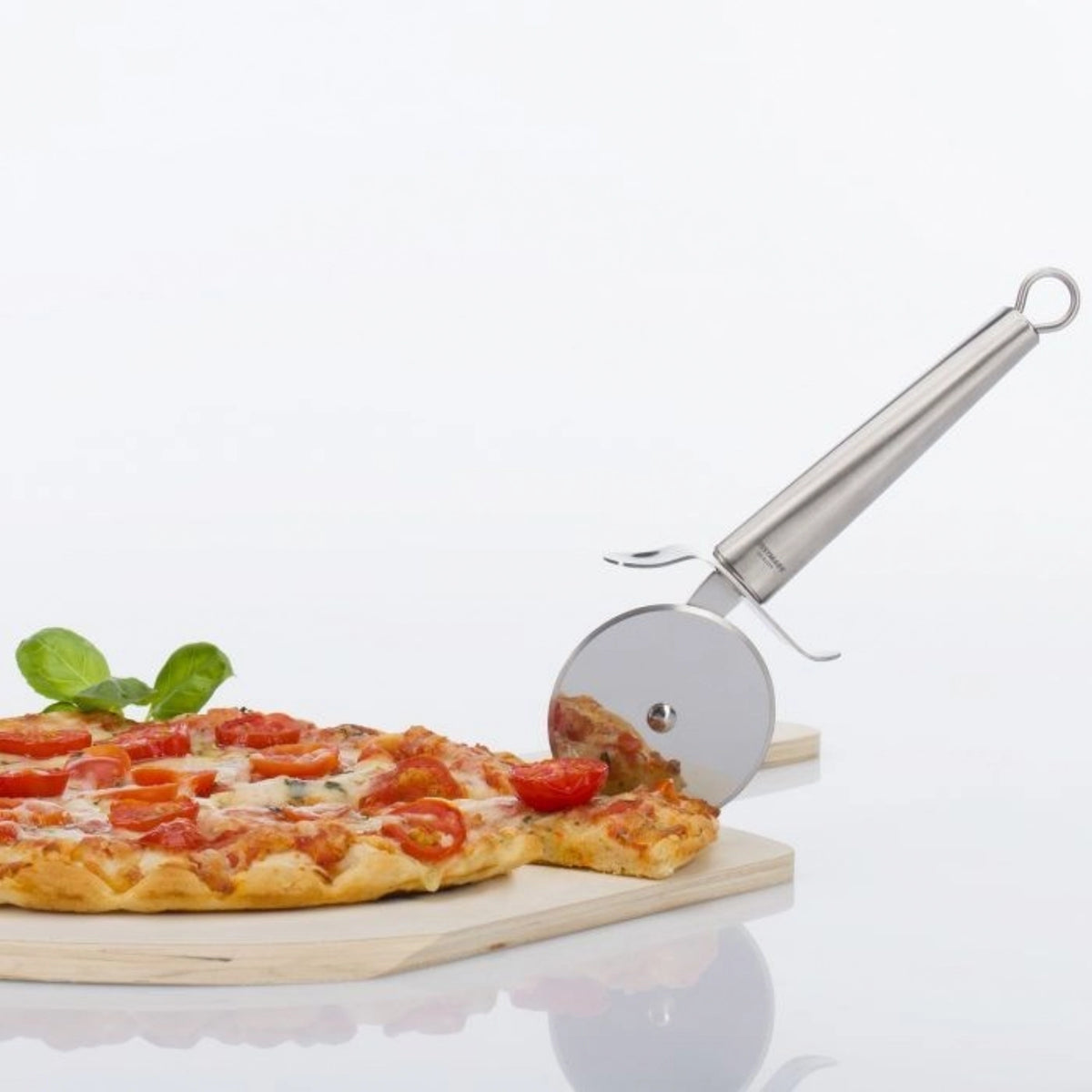 Pizzaschneider, 21x8x2.5cm in Silber präsentiert im Onlineshop von KAQTU Design AG. Pizza ist von Westmark
