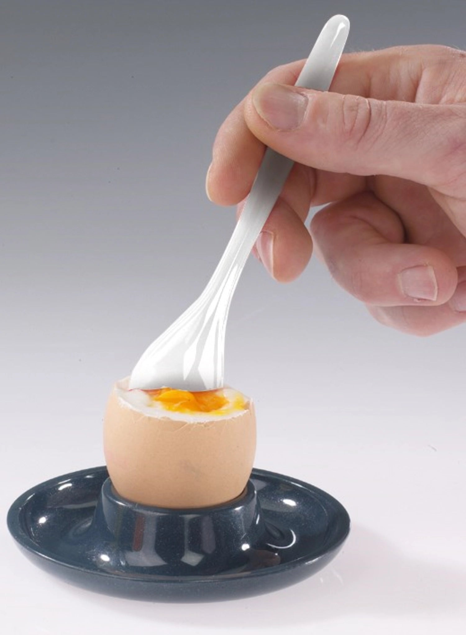 Praktischer weißer Eierlöffel von Westmark, 14,3 cm lang, ideal für Frühstückseier, robust und leicht zu reinigen.