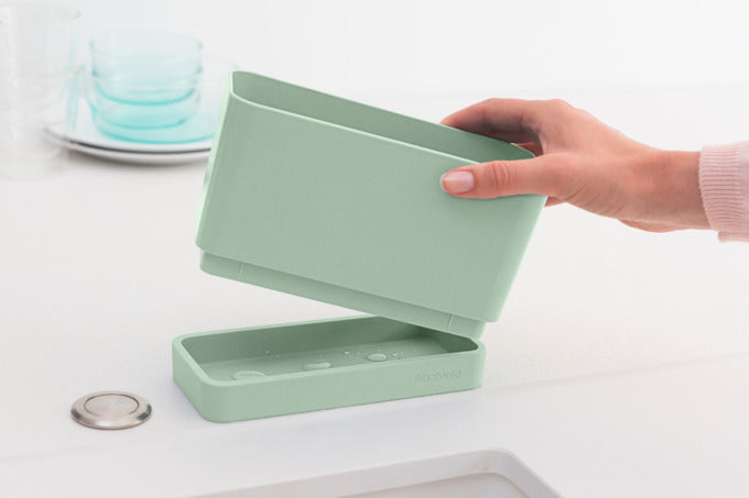 Praktischer BRABANTIA SinkSide Küchenorganizer in Jadegrün, ideal für Spüle und Küche, stilvoll und funktional.