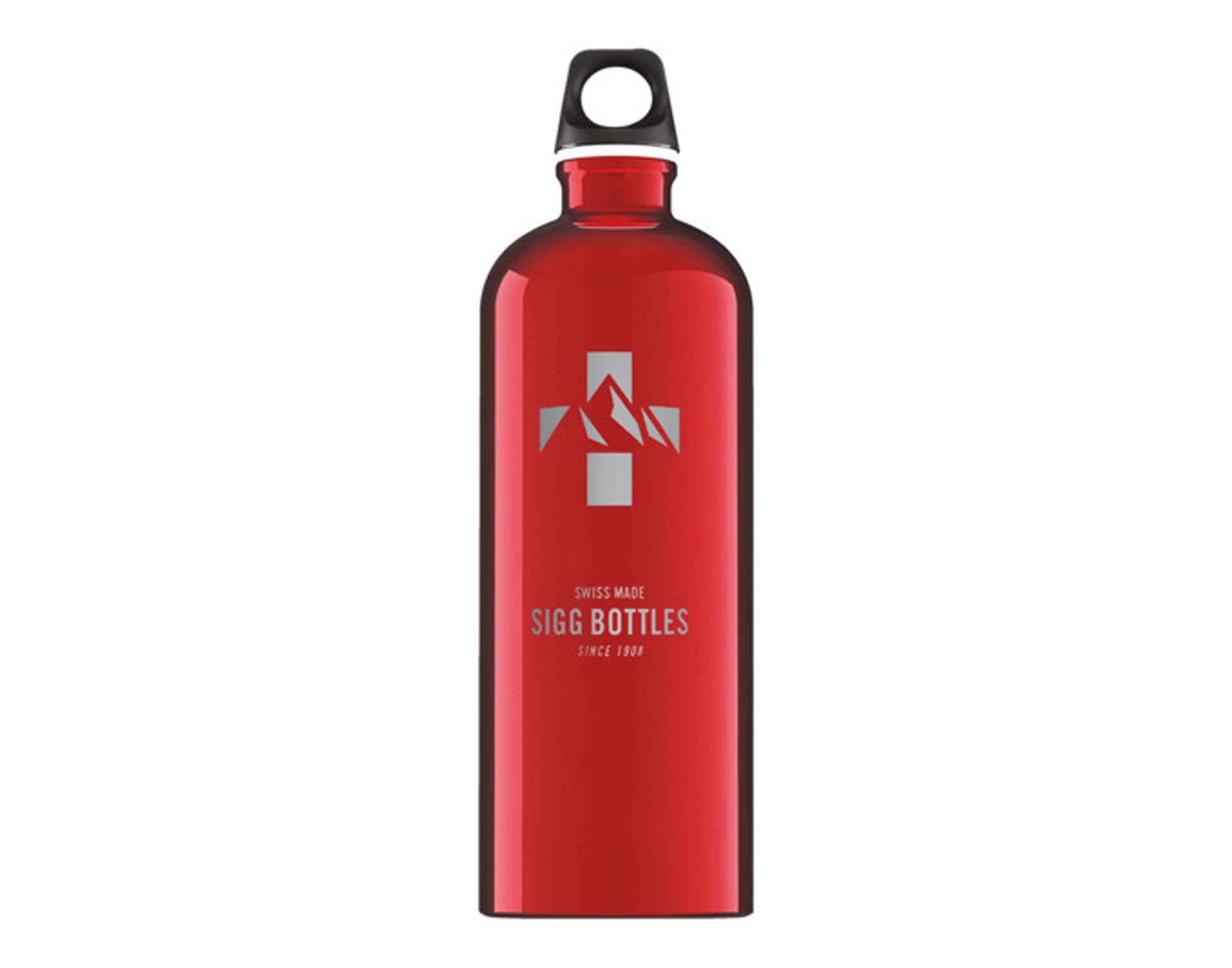 SIGG Trinkflasche Traveller Bottle mountain red 1 l in  präsentiert im Onlineshop von KAQTU Design AG. Flasche ist von SIGG