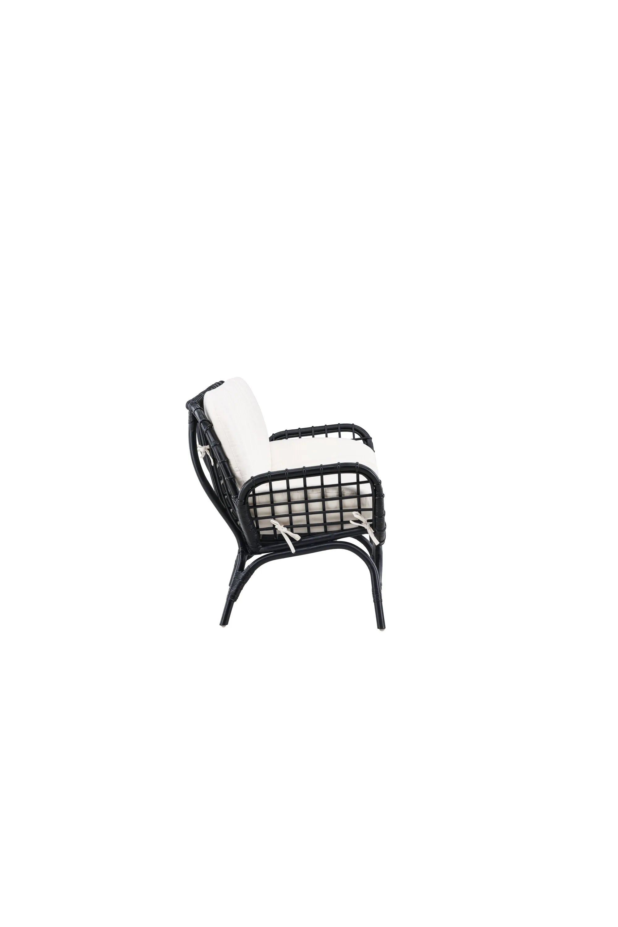 Stilvolles Rattan-Sofa mit weißen Kissen für entspannte Stunden im Freien.