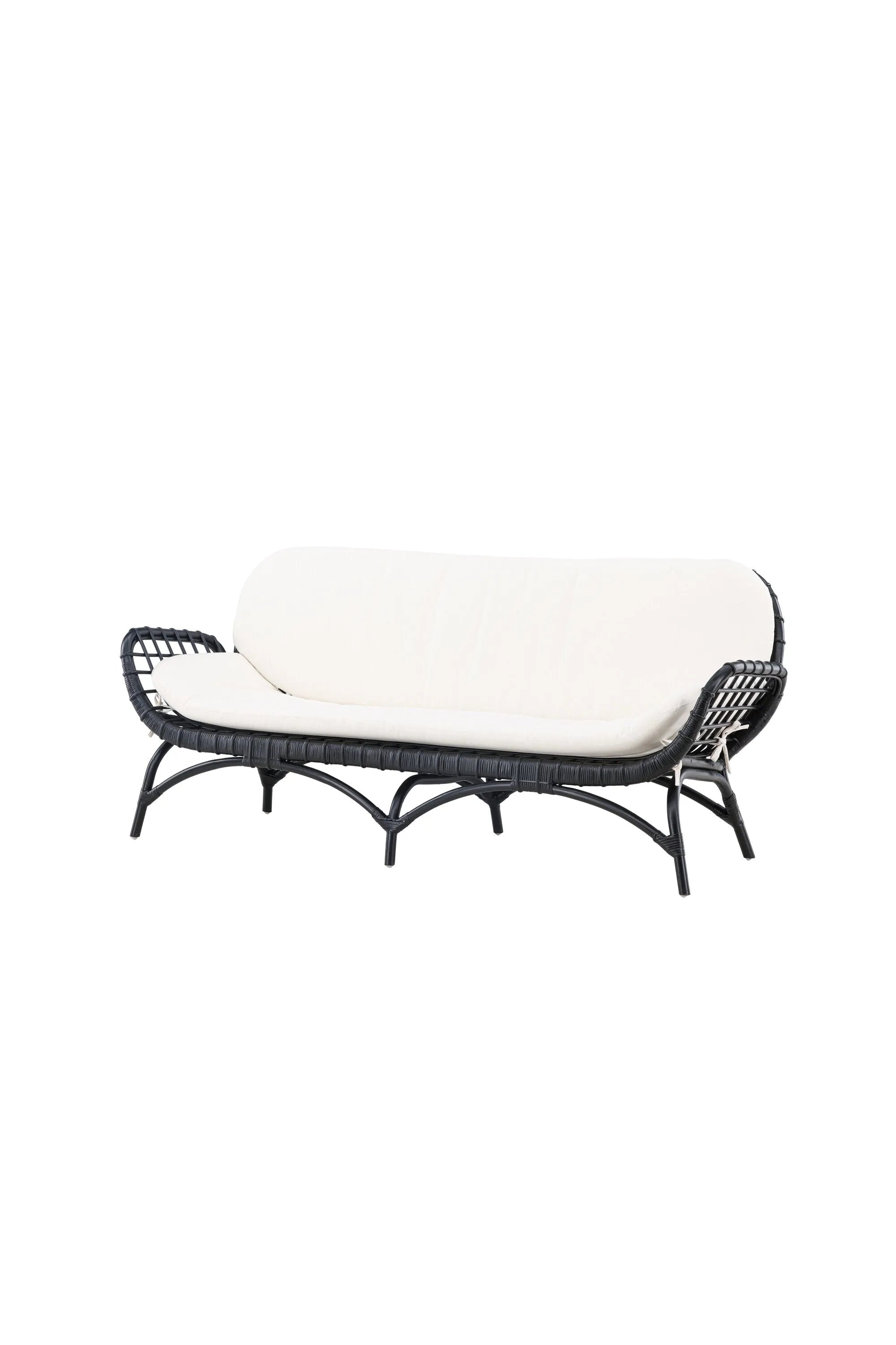 Elegantes Rattan-Sofa mit weißen Kissen für stilvolle Entspannung im Freien.
