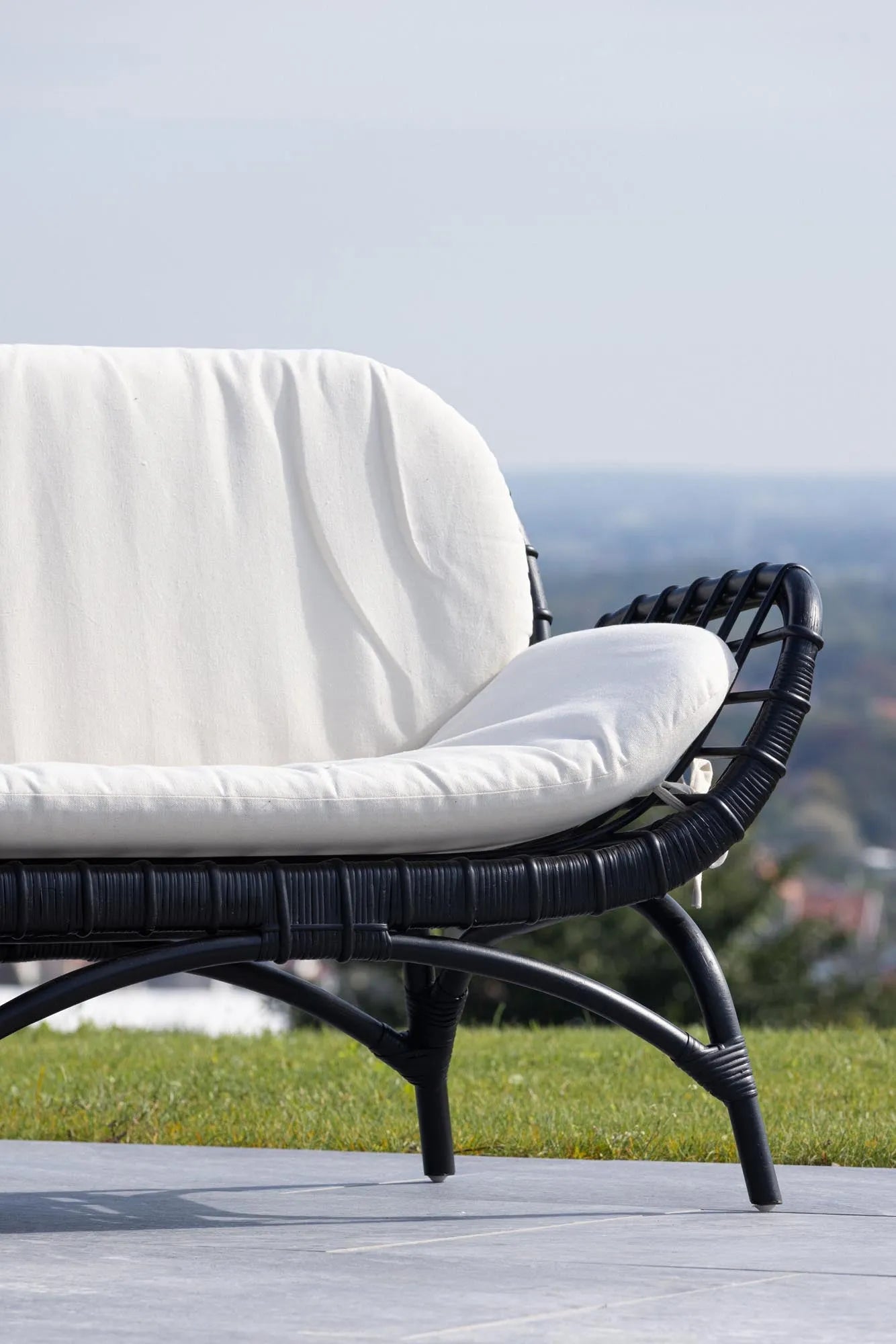 Moana 2-Sitzer: Luxuriöses Outdoor-Sofa von Venture Home.