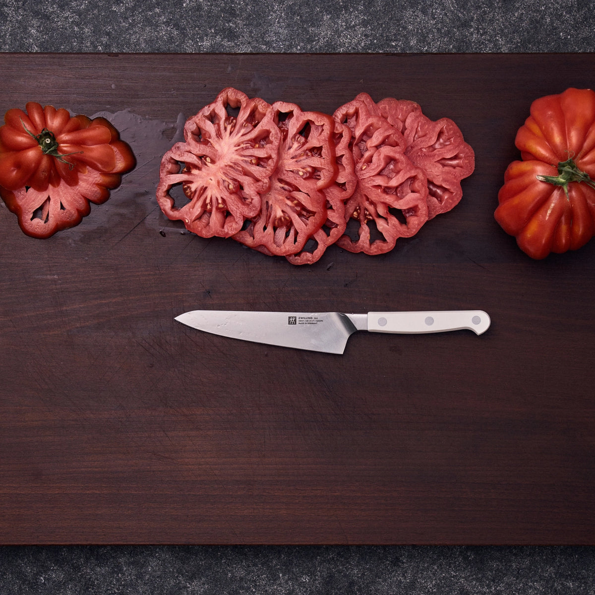 Pro le blanc Kochmesser compact 140mm in Weiss präsentiert im Onlineshop von KAQTU Design AG. Küchenmesser ist von Zwilling Kitchen
