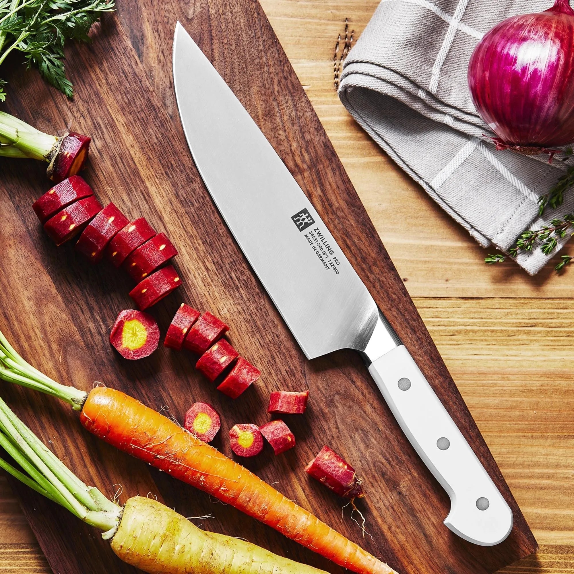 Zwilling Pro le blanc: 200mm Messer für müheloses, präzises Schneiden.