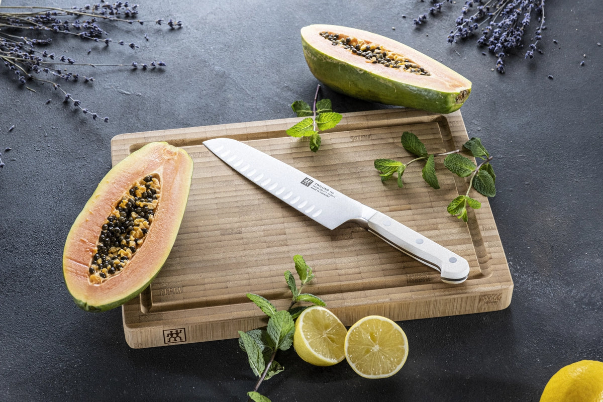 Pro le blanc Santokumesser 180mm in Weiss präsentiert im Onlineshop von KAQTU Design AG. Küchenmesser ist von Zwilling Kitchen