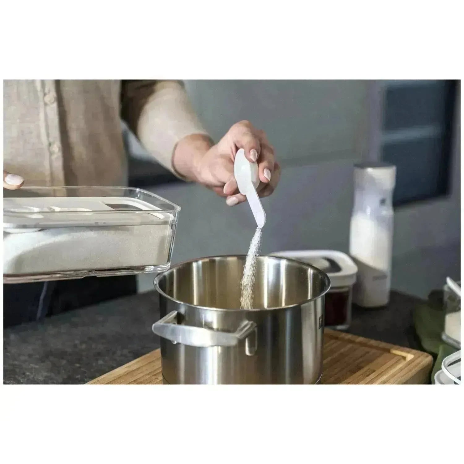 Praktischer Cube M Einsatz mit Messlöffel, kompatibel mit Zwilling M, 2M, 3M. Ideal für präzises Dosieren und platzsparende Lagerung.