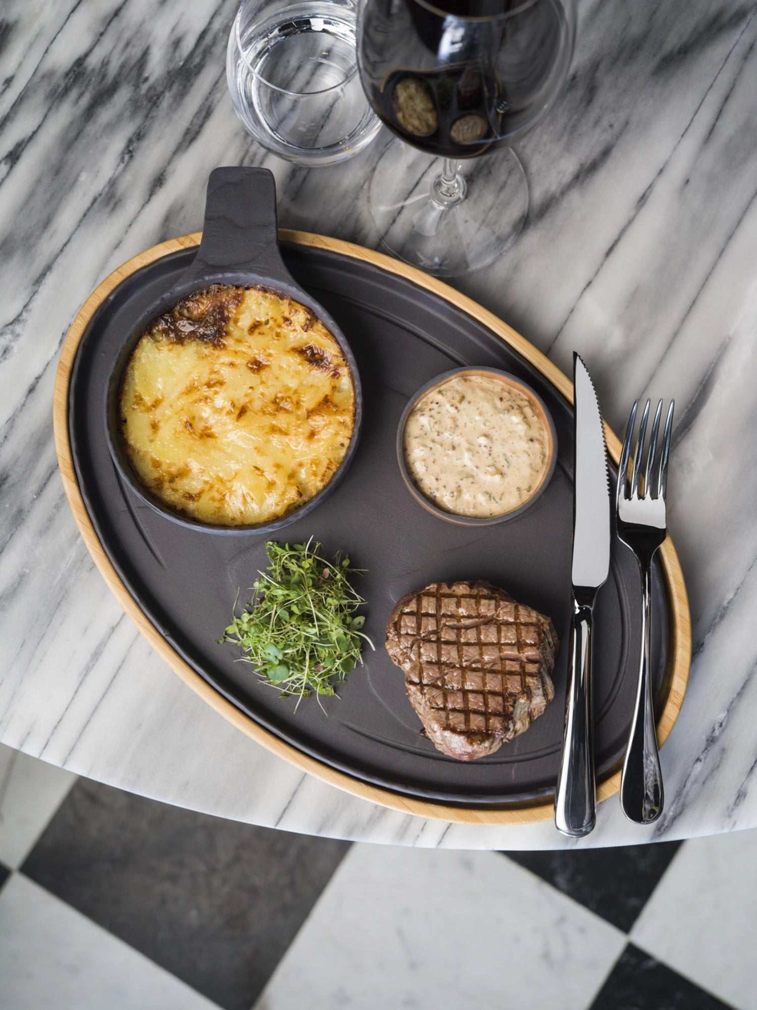 Hochwertige Tafelgabel Beaune aus glänzendem Edelstahl von Revol, perfekt für elegante Tischdekorationen und besondere Dinner-Events.