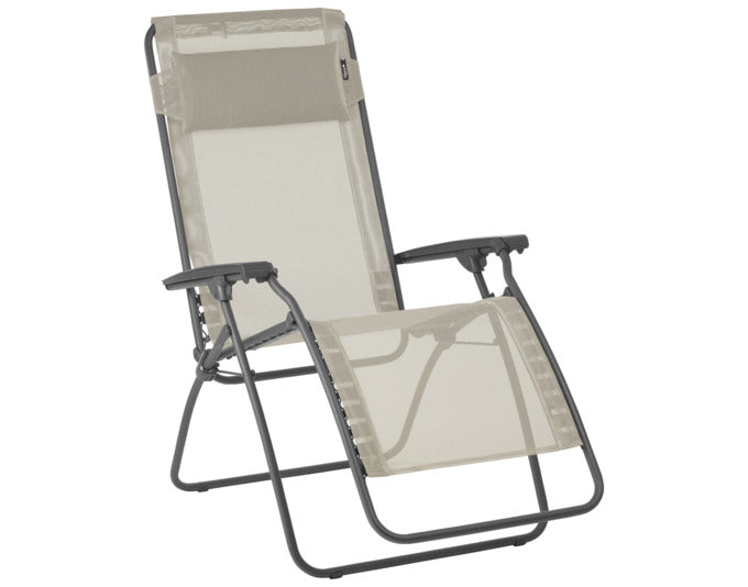 Relaxsessel R-Clip in Seigle präsentiert im Onlineshop von KAQTU Design AG. Outdoor-Sessel mit Armlehnen ist von LAFUMA