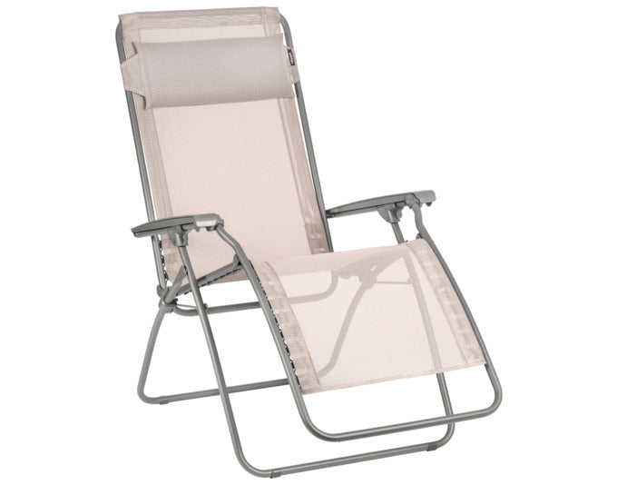 Relaxsessel R-Clip in Magnolia präsentiert im Onlineshop von KAQTU Design AG. Outdoor-Sessel mit Armlehnen ist von LAFUMA