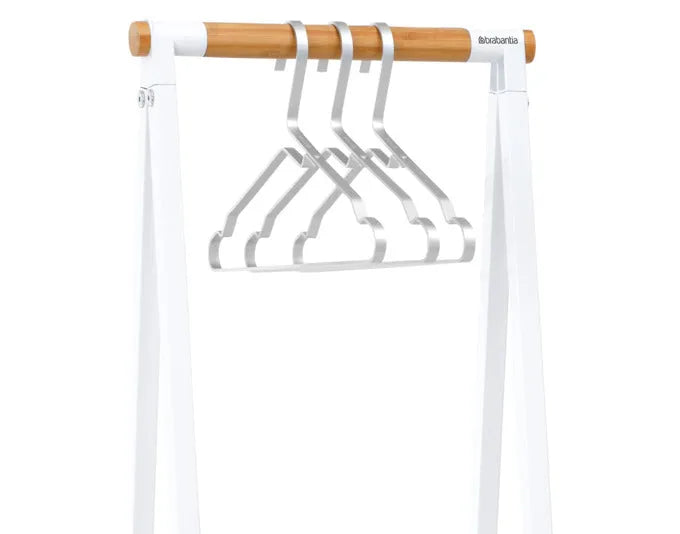Moderner und kompakter Kleiderständer in Weiß, ideal für kleine Räume. Perfekt für Kleidung und Accessoires.