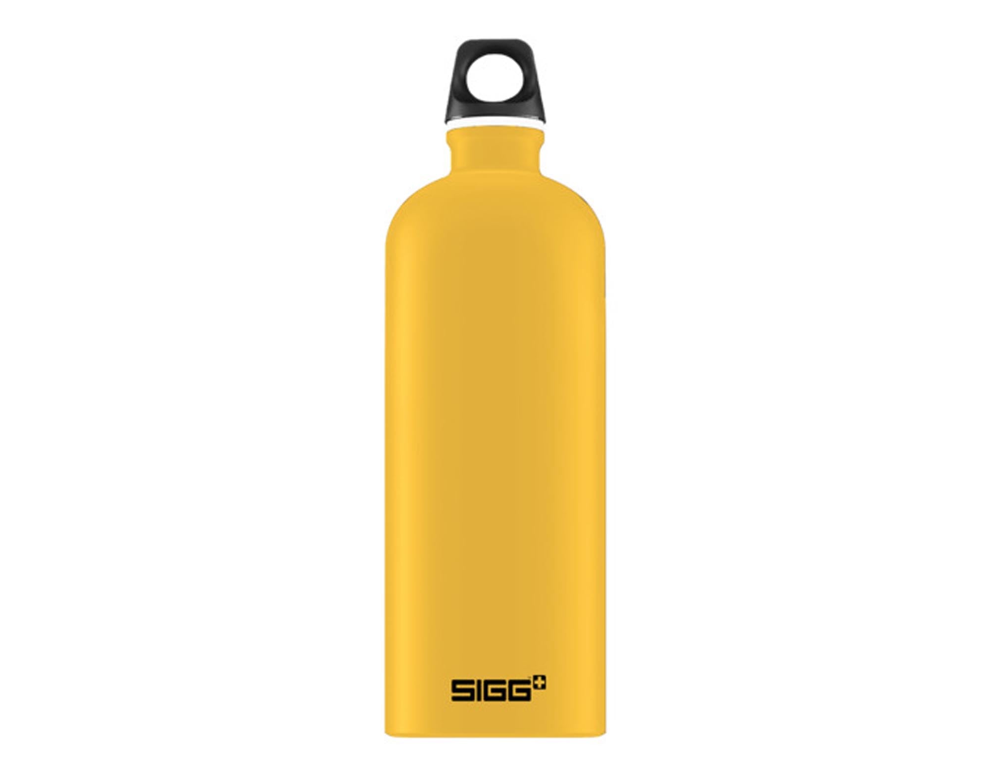 SIGG Trinkflasche Traveller Bottle mustard touch 1 l in  präsentiert im Onlineshop von KAQTU Design AG. Flasche ist von SIGG