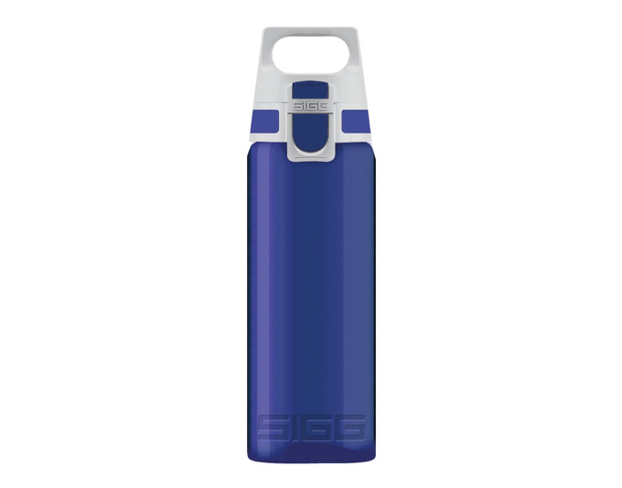 SIGG Trinkflasche Bottle Total Color blue 0.6 l in  präsentiert im Onlineshop von KAQTU Design AG. Flasche ist von SIGG