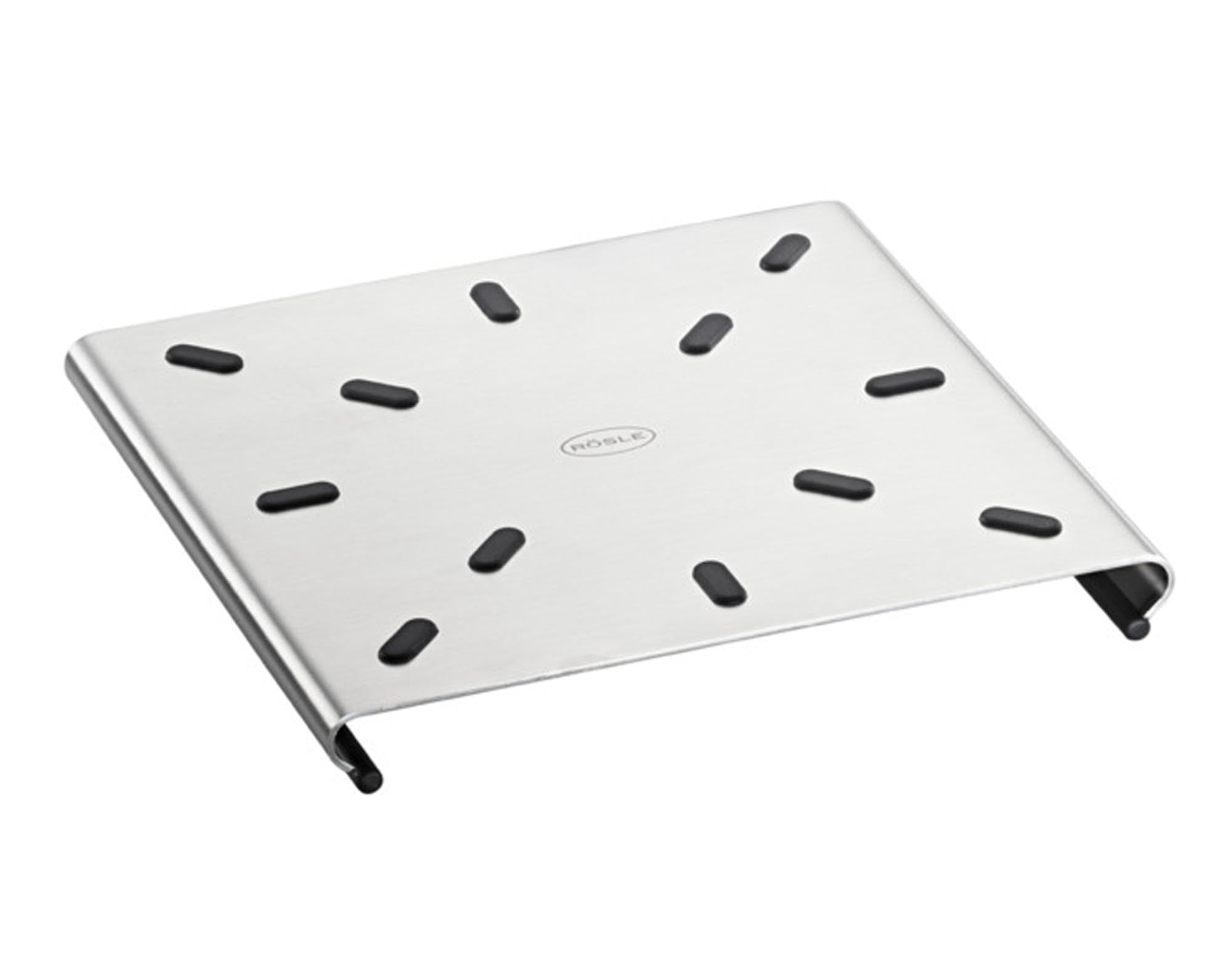 Entdecken Sie den RÖSLE Untersetzer Inox 17x17.5 cm – hitzebeständig, rutschfest und aus hochwertigem Edelstahl. Perfekt für Ihre Küche!