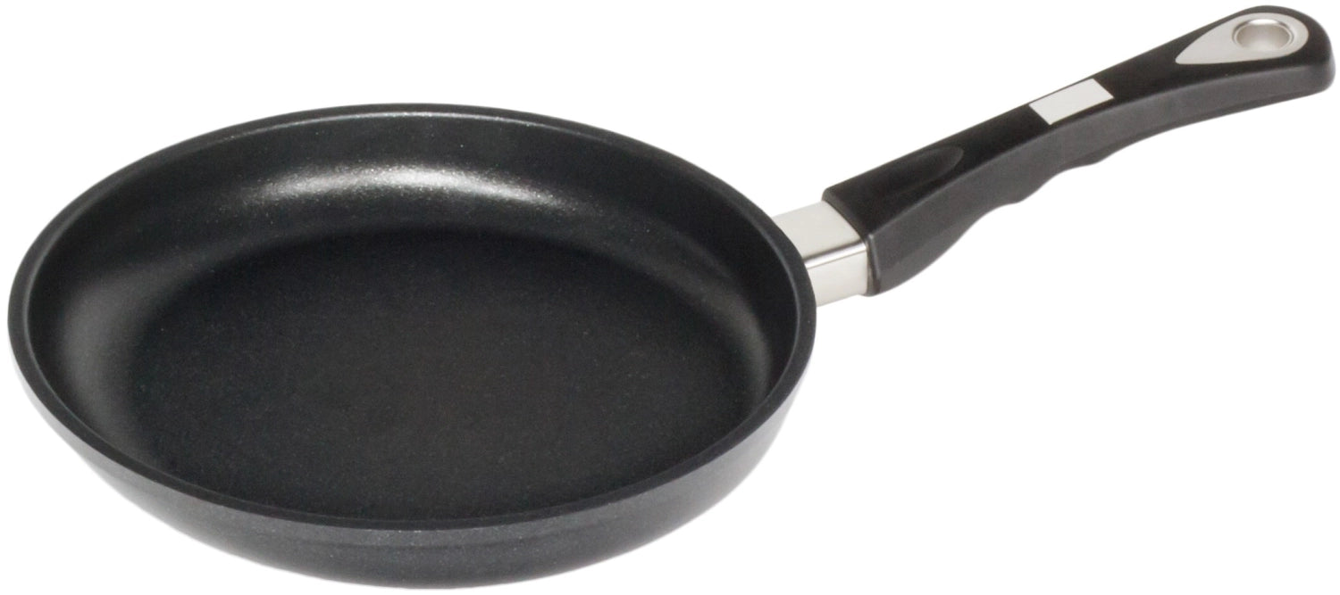 Bratpfanne Induktion D24cm, H4cm in Schwarz präsentiert im Onlineshop von KAQTU Design AG. Bratpfanne ist von AMT