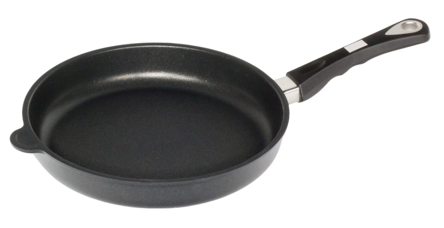 Bratpfanne Induktion D32cm, H4cm in Schwarz präsentiert im Onlineshop von KAQTU Design AG. Bratpfanne ist von AMT